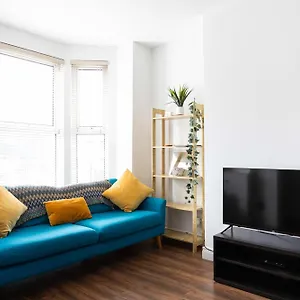 belfast-city-3-bed-cosy-terrace-home-hip-and-trendy-ormeau-road.belfasthotelsireland.com/